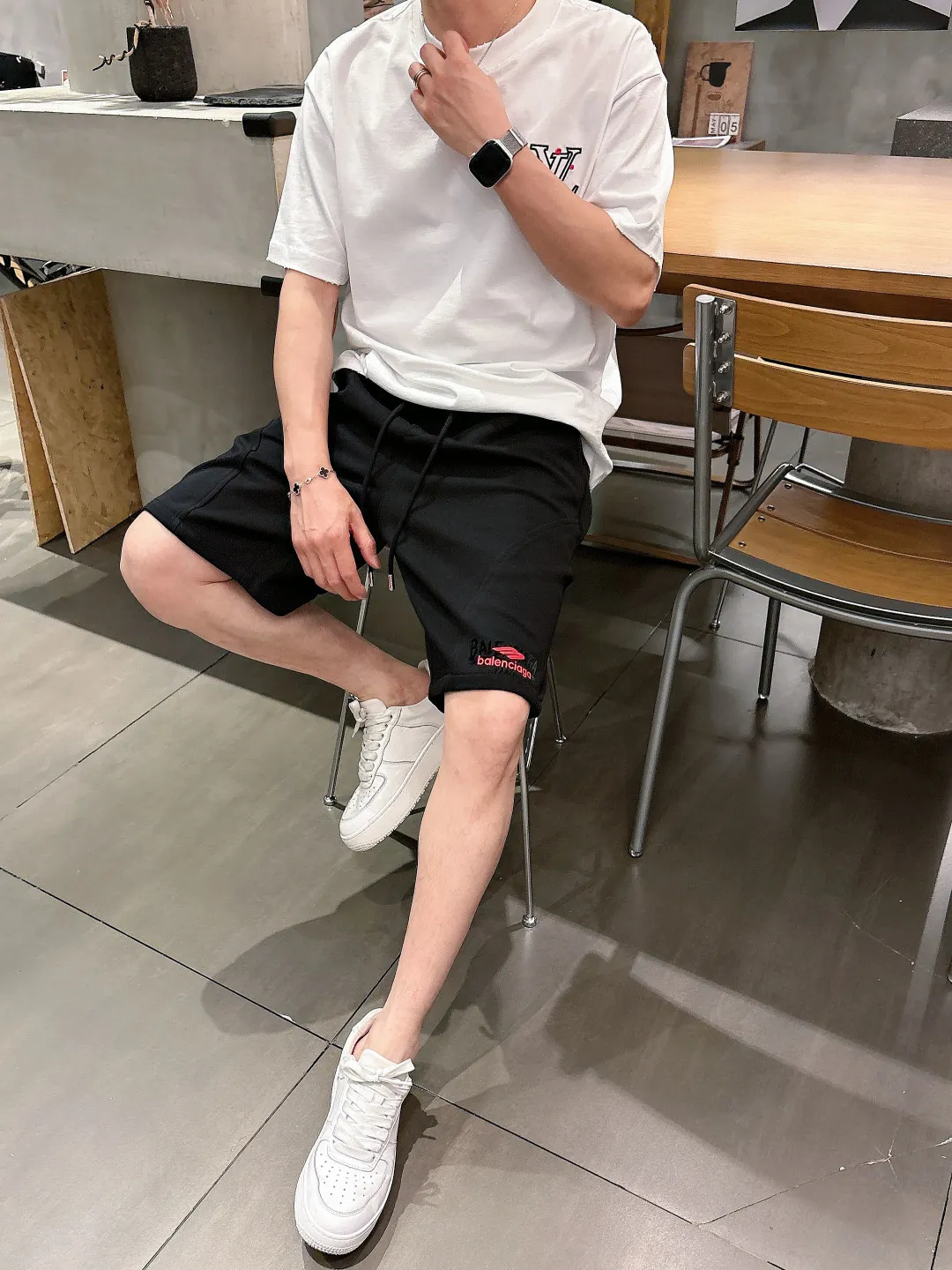 Balenciaga's three-standard complete 2026 summer New Arrival men's casual shorts, advanced custom-made Breathable fabric, Breathable fabric, extremely stretchy and comfortable, impeccable details, top-grade accessories, original logo design concept, delicate and soft feel! The upper body fit is awesome! Size: M-XXXL Please state your height and weight when ordering